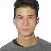 Dottore in scienze storiche e e beni culturali impartisce lezioni di storia a ragazzi della scuola secondaria di secondo grado